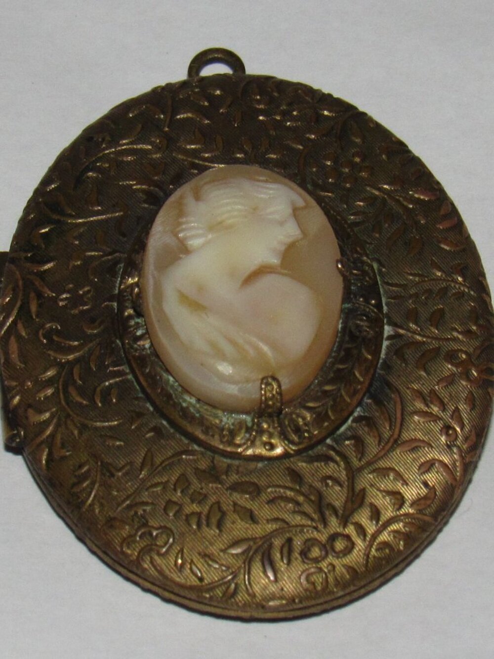 Vintage / Antique Gold Toned Cameo Locket X250
